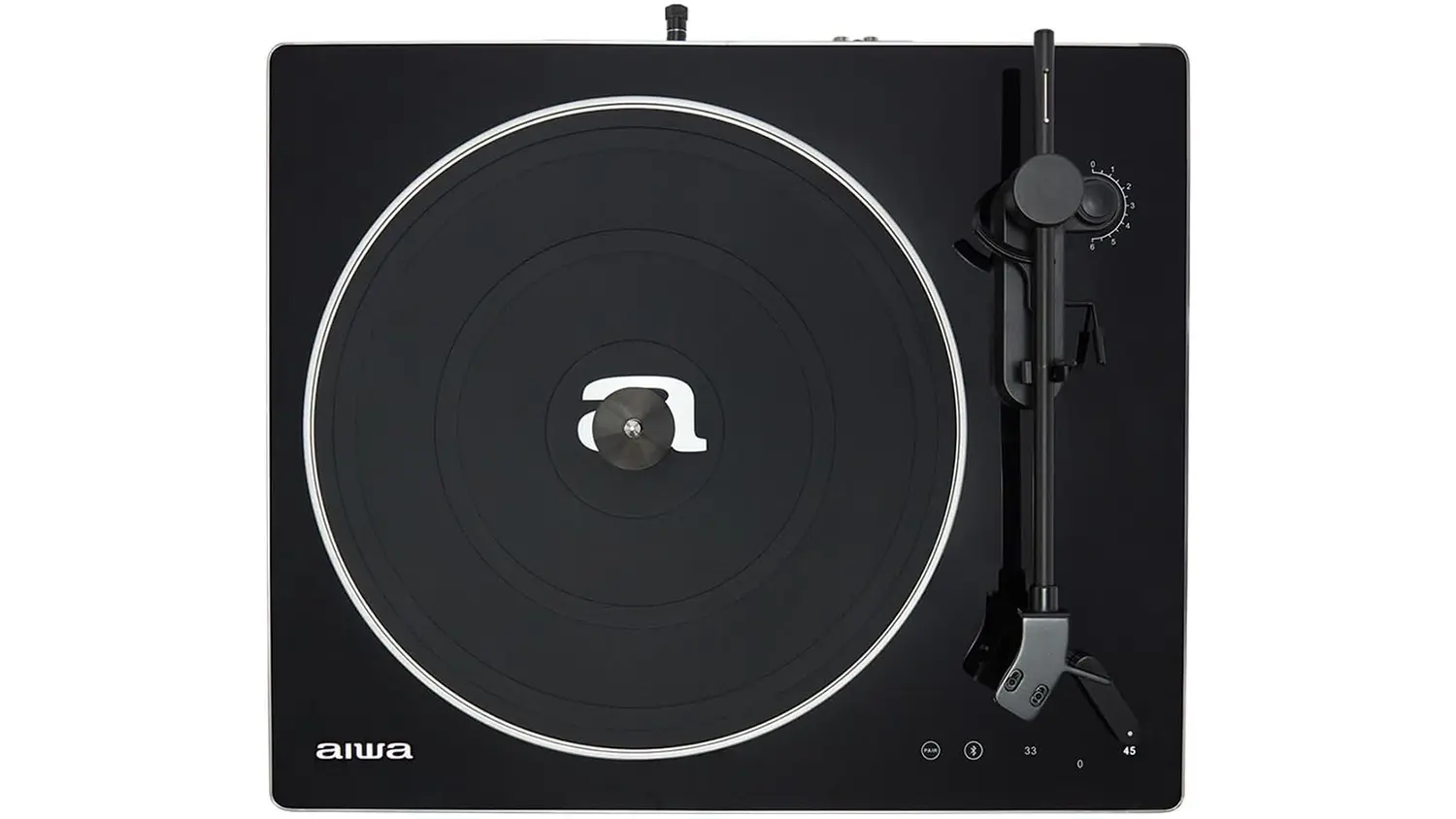 Gramofon Aiwa APX-680BT na b&iacute;l&eacute;m pozad&iacute; zobrazuj&iacute;c&iacute; kompletn&iacute; design s otevřen&yacute;m krytem a tal&iacute;řem