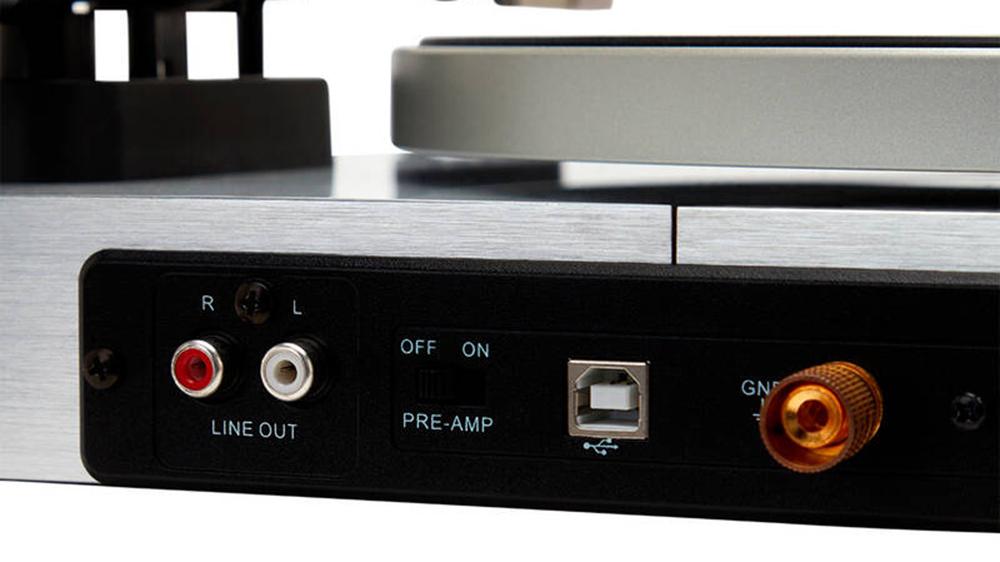 Gramofon Aiwa APX-680BT detailně zachycující možnosti kabelového připojení