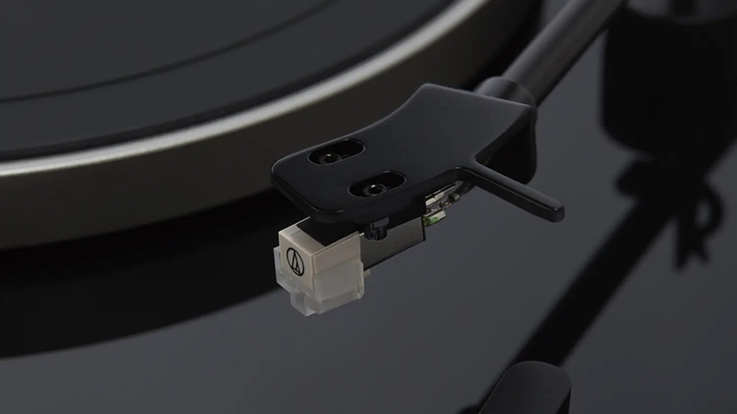 Gramofon Aiwa APX-680BT detailně zachycuj&iacute;c&iacute; možnosti kabelov&eacute;ho připojen&iacute;
