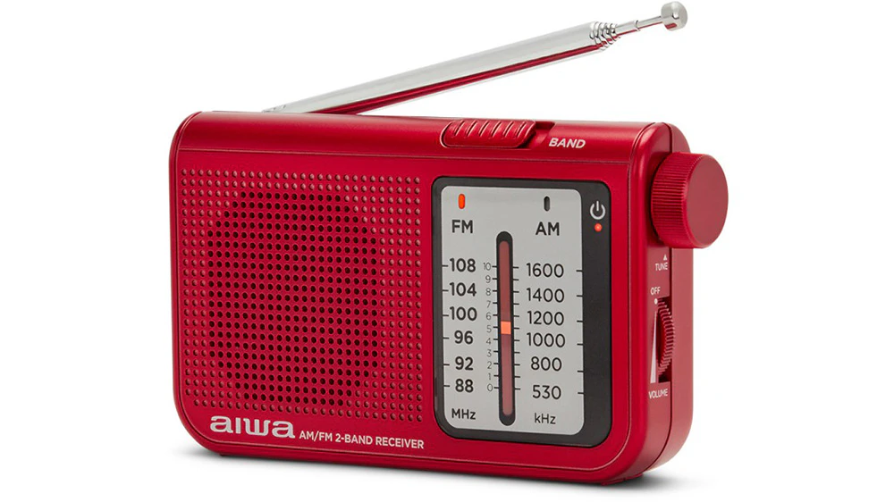 Přenosn&eacute; kapesn&iacute; r&aacute;dio Aiwa RS-55/RD Red s kovov&yacute;m povrchem a praktickou skl&aacute;pěc&iacute; stoj&aacute;nkou v dom&aacute;c&iacute;m prostřed&iacute;