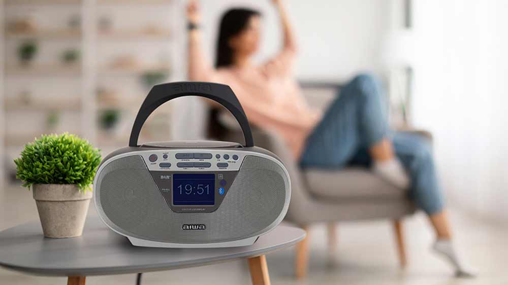 Žena poslouch&aacute; radiopřij&iacute;mač Aiwa BBTU-500DAB_02