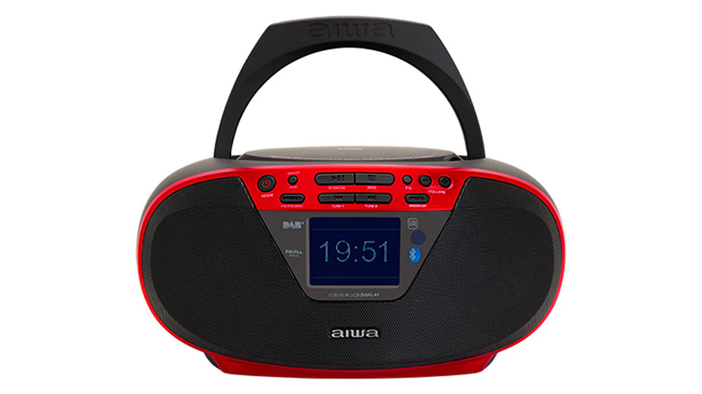 Čeln&iacute; pohled na červen&yacute; radiopřij&iacute;mač s CD Aiwa BBTU-500DAB zobrazuj&iacute;c&iacute; celkov&yacute; design a hlavn&iacute; funkčn&iacute; prvky