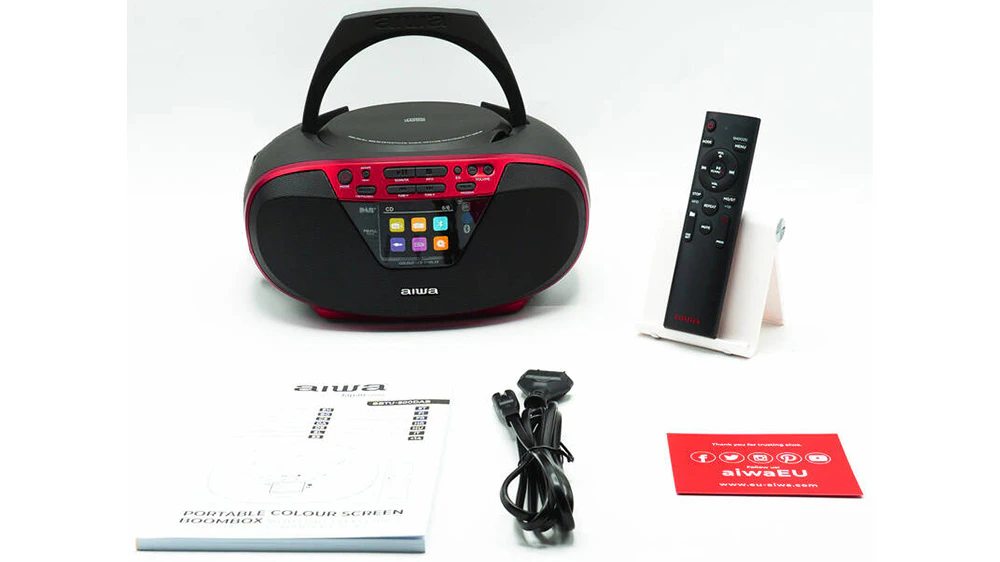 Celkov&yacute; pohled na radiopřij&iacute;mač s CD Aiwa BBTU-500DAB s kompletn&iacute;m př&iacute;slu&scaron;enstv&iacute;m.