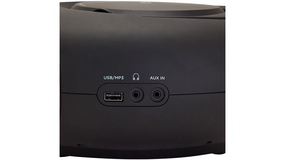 Radiomagnetofon Aiwa BBTU-400 během bezdr&aacute;tov&eacute;ho přehr&aacute;v&aacute;n&iacute; hudby přes Bluetooth z mobiln&iacute;ho telefonu