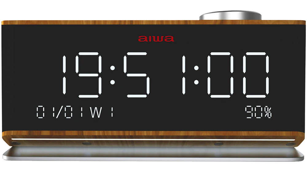 Radiobudík Aiwa CR-90BT na bílém pozadí zobrazující dřevěné provedení, LED displej a ovládací prvky
