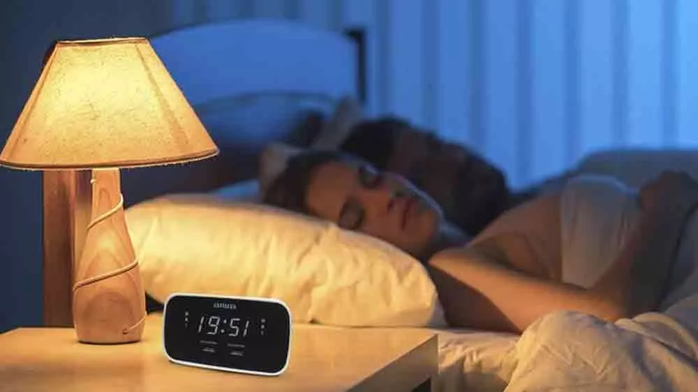 Spiaca žena v spálni s lampou a rádiom Aiwa vedľa hlavy _02