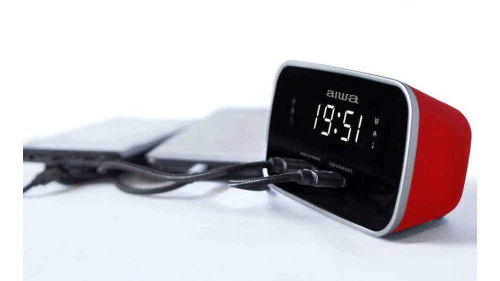 R&aacute;diobud&iacute;k AIWA CRU-19RD červen&yacute; s přehledn&yacute;m ovl&aacute;dac&iacute;m panelem a funkc&iacute; du&aacute;ln&iacute;ho alarmu