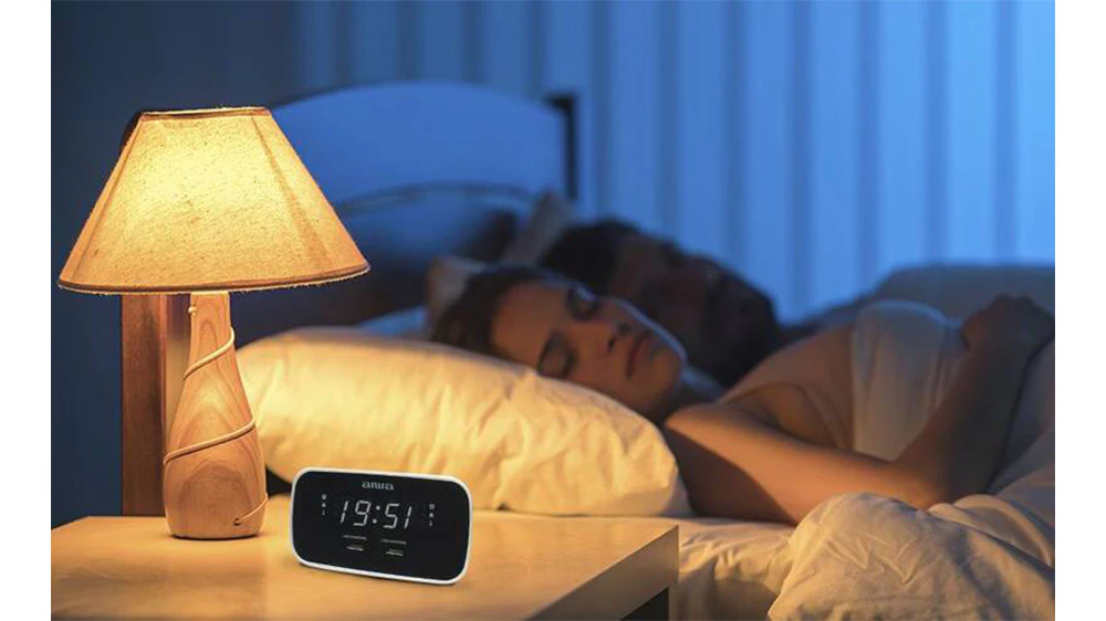 R&aacute;diobud&iacute;k AIWA CRU-19RD červen&yacute; demonstruj&iacute;c&iacute; z&aacute;ložn&iacute; baterii a odolnou konstrukci z ABS plastu