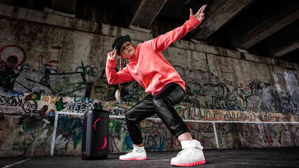 Dívka tančí u reproduktoru_02