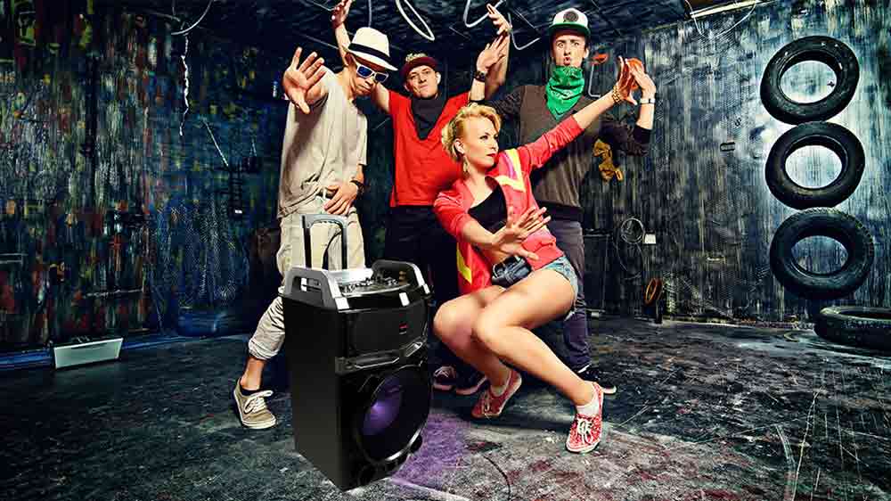 Lidé tančí u reproduktoru AIWA KBTUS-700_02