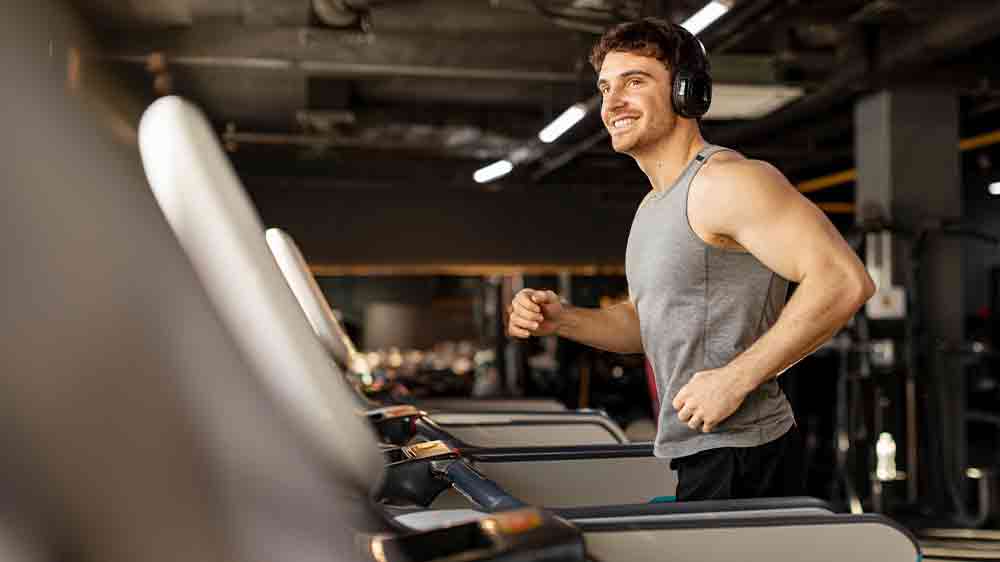 Muž so slúchadlami AIWA HST-220BT_02