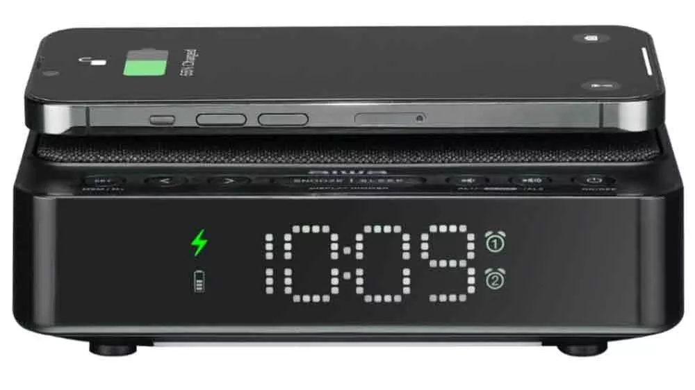 Radiobud&iacute;k AIWA CR-30BK FM na nočn&iacute;m stolku s mobiln&iacute;m telefonem_02
