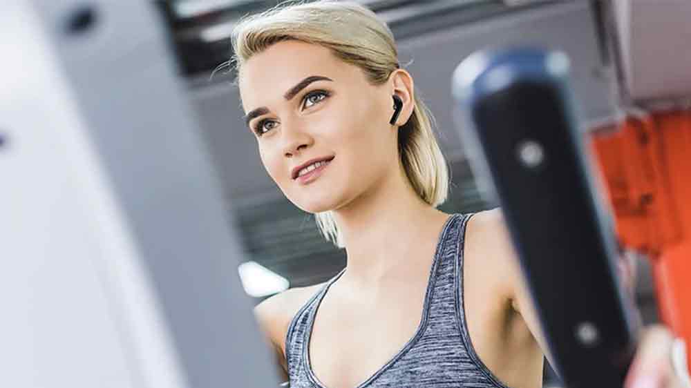 Žena v posilovně s Aiwa EBTW-100BK_02