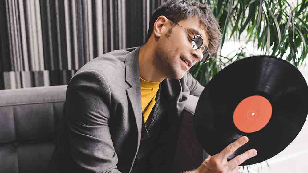 Muž si prohlíží vinylovou desku_02