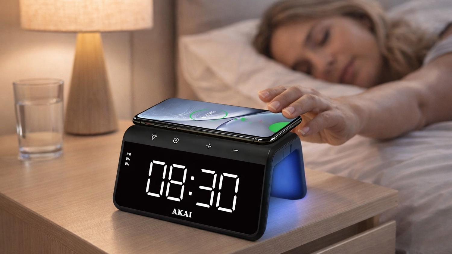 Modern&iacute; ložnice s digit&aacute;ln&iacute;m bud&iacute;kem