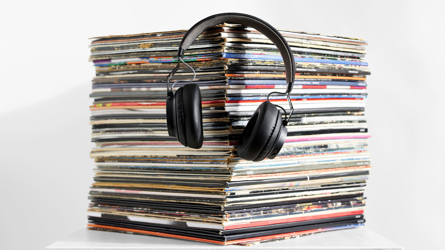 Vinylové desky a sluchátka