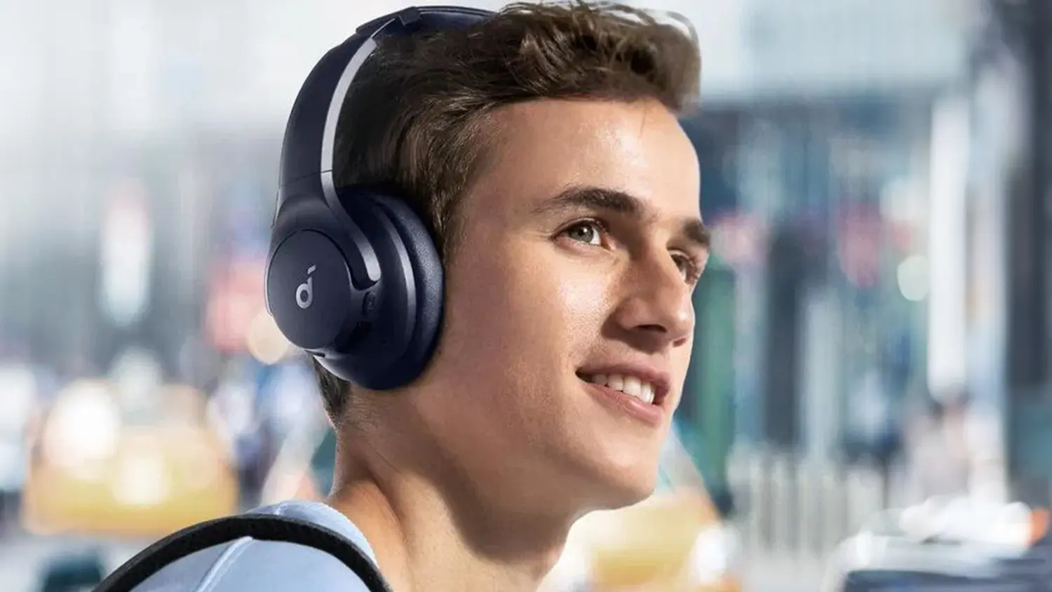 Muž so slúchadlami Anker Soundcore Q20i