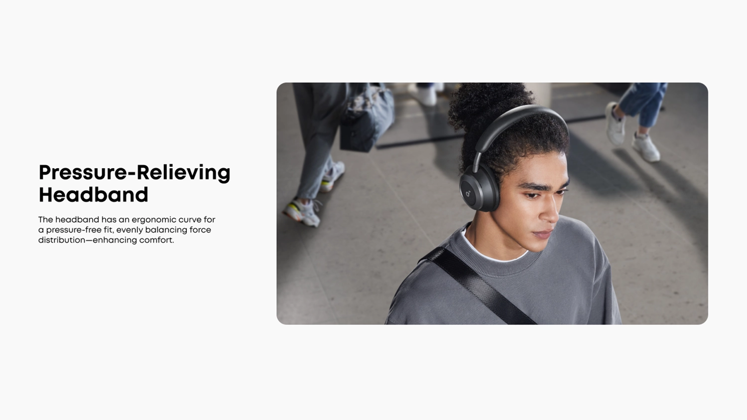 Muž so slúchadlami Anker soundcore Space One Pro