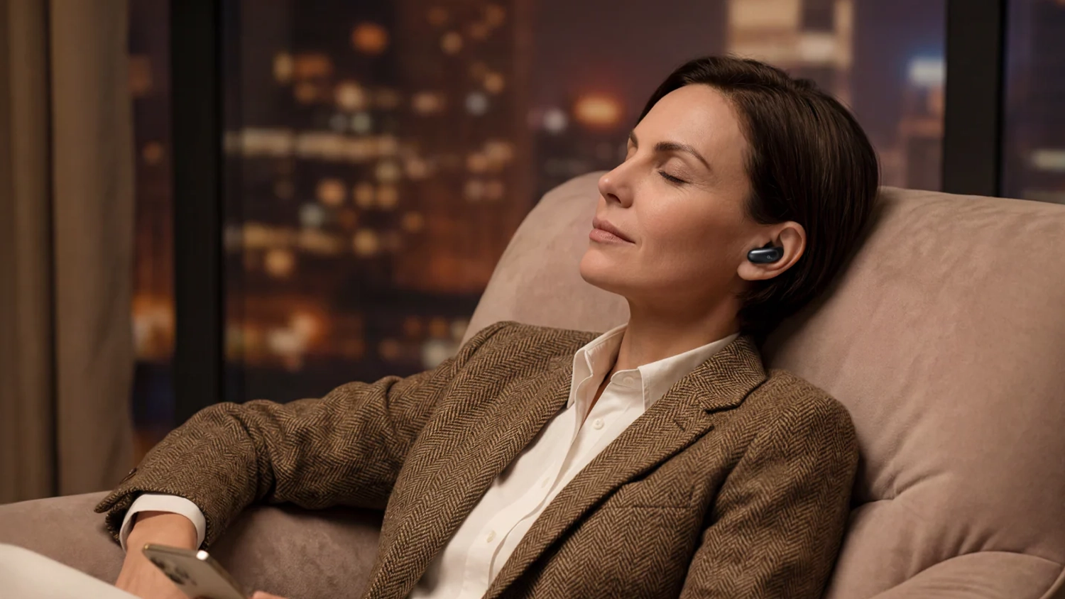 Žena s bezdrôtovými slúchadlami Anker Soundcore Liberty 5 Pro Max