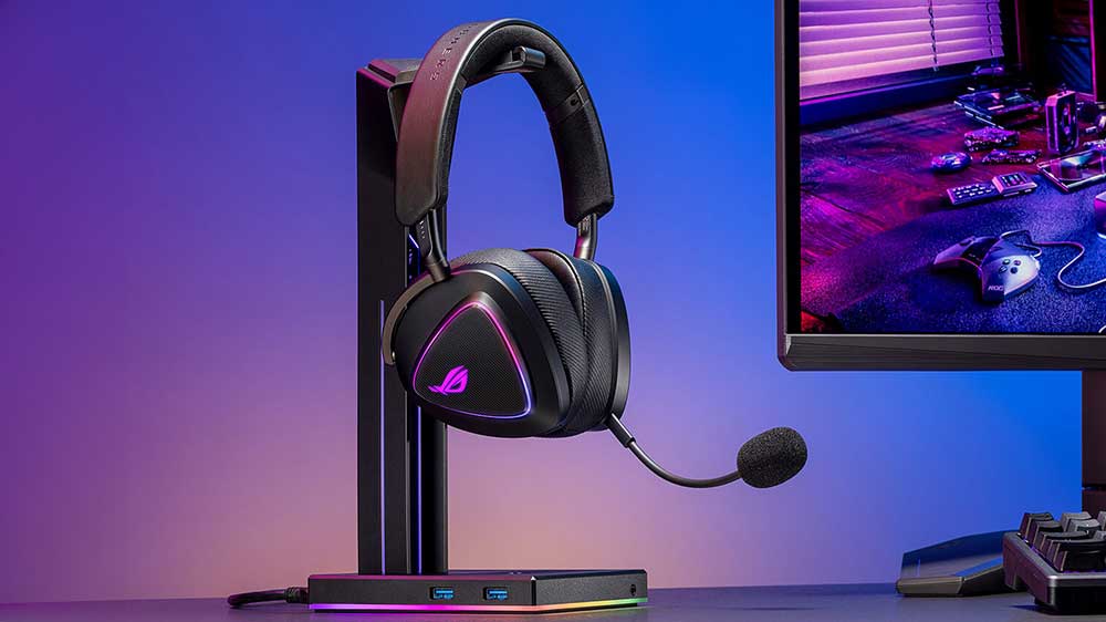 Herní headset ROG Delta II na stojanu vedle počítačového monitoru_04