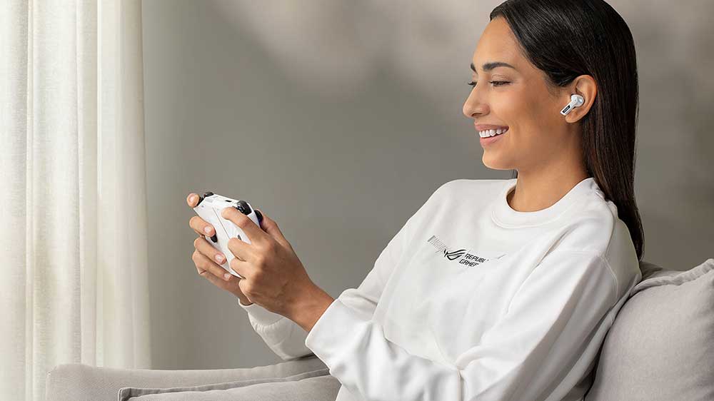 Mladá žena hraje hru na Nintendo Switch s nasazenými sluchátky ROG Cetra True Wireless SpeedNova_02