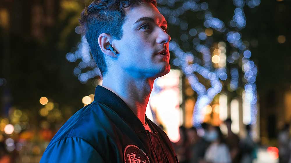 Mladý muž je venku se sluchátky ROG Cetra True Wireless SpeedNova_03