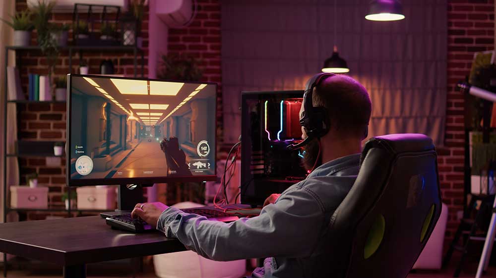 Muž hraje hry s headsetem_02