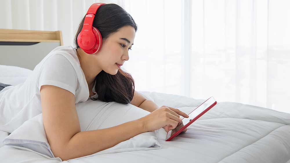 Žena s červenými sluchátky na uších_02