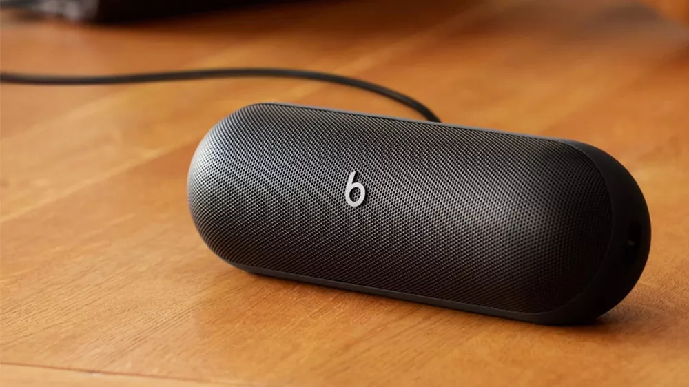 Reproduktor Apple Beats Pill na dřevěn&eacute;m stole_2