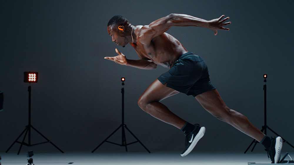 Běžící muž se sportovními sluchátky Beats Powerbeats Pro 2 Earbuds _02