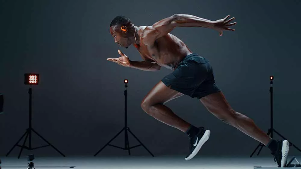 Bežiaci muž so športovými slúchadlami Beats Powerbeats Pro 2 Earbuds _02