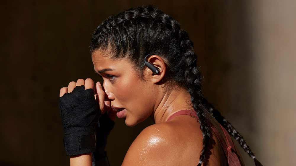 Žena při tréninku se sportovními sluchátky Beats Powerbeats Pro 2 Earbuds_05