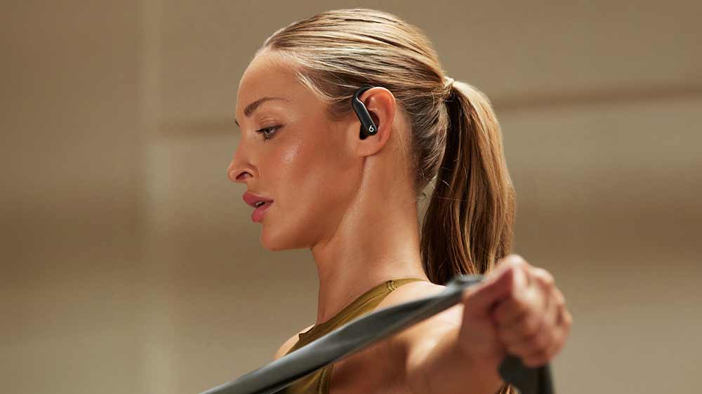 Žena při tréninku se sportovními sluchátky Beats Powerbeats Pro 2 Earbuds_06