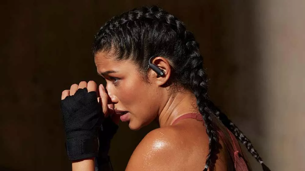 Žena při tréninku se sportovními sluchátky Beats Powerbeats Pro 2 Earbuds_05