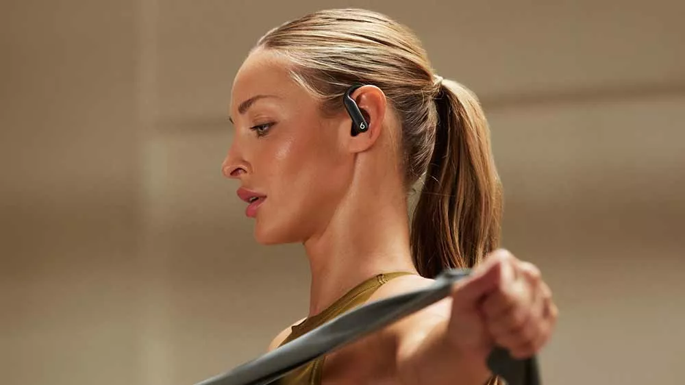 Žena při tréninku se sportovními sluchátky Beats Powerbeats Pro 2 Earbuds_06