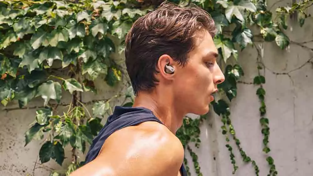 Muž so slúchadlami Beats Powerbeats Fit_02