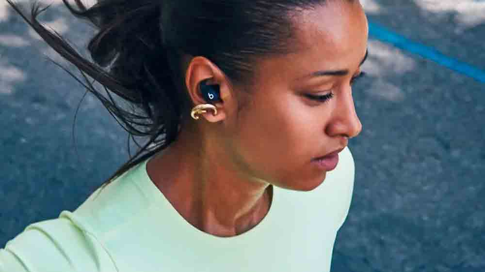 Muž so slúchadlami Beats Powerbeats Fit_02