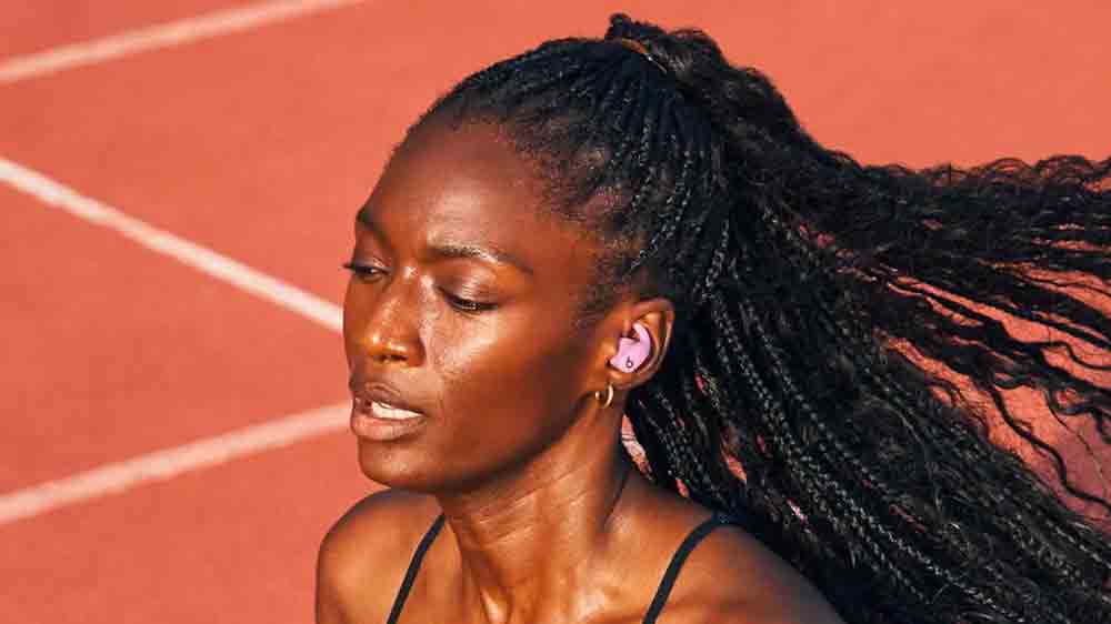 Muž se sluchátky Beats Powerbeats Fit_02