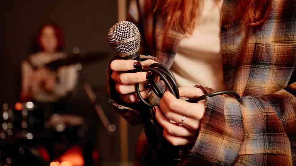 Žena drří mikrofon_03