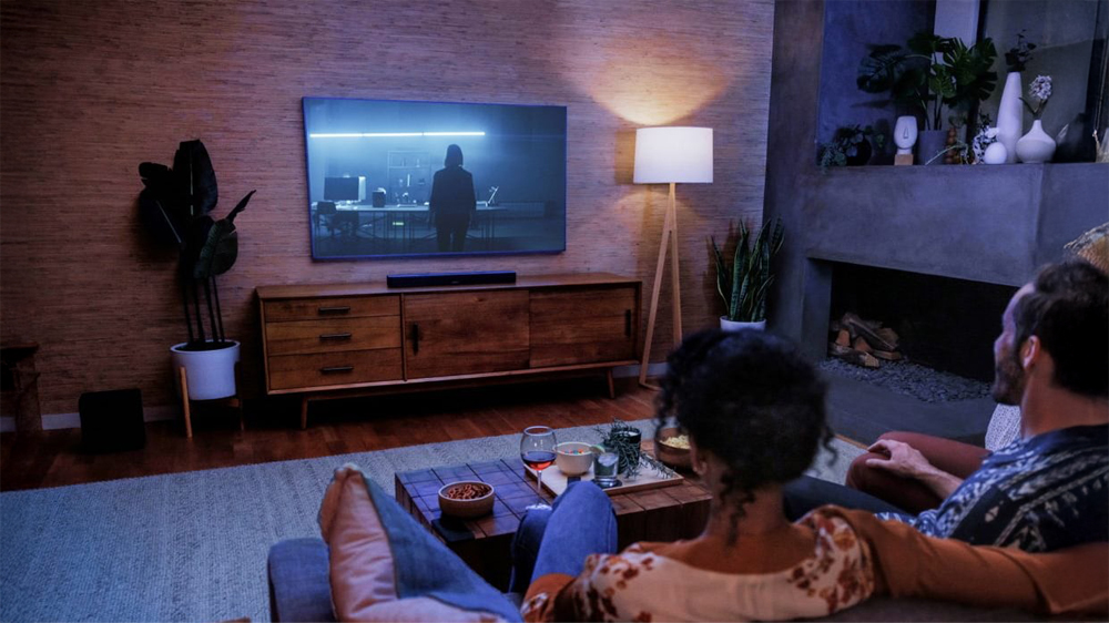 Muž s ženou koukají na film