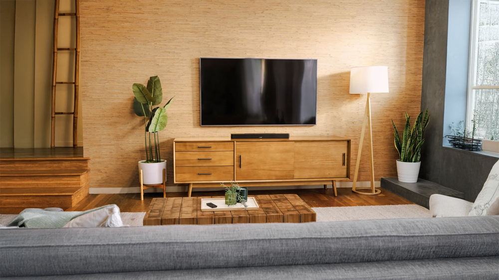 Televize se soundbarem v obývacím pokoji
