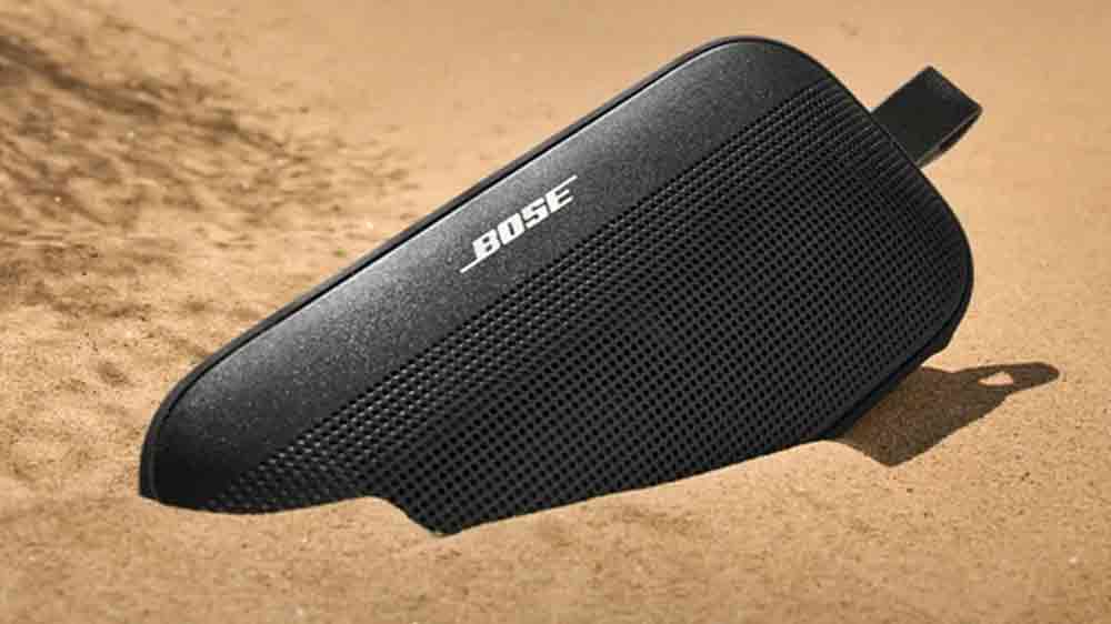 Bezdr&aacute;tov&yacute; reproduktor Bose SoundLink Flex II Black ponořen&yacute; do p&iacute;sku_03