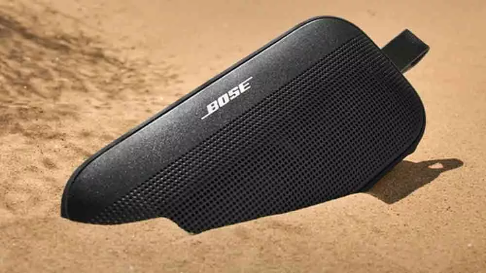 Bezdr&aacute;tov&yacute; reproduktor Bose SoundLink Flex II Black ponořen&yacute; do p&iacute;sku_03