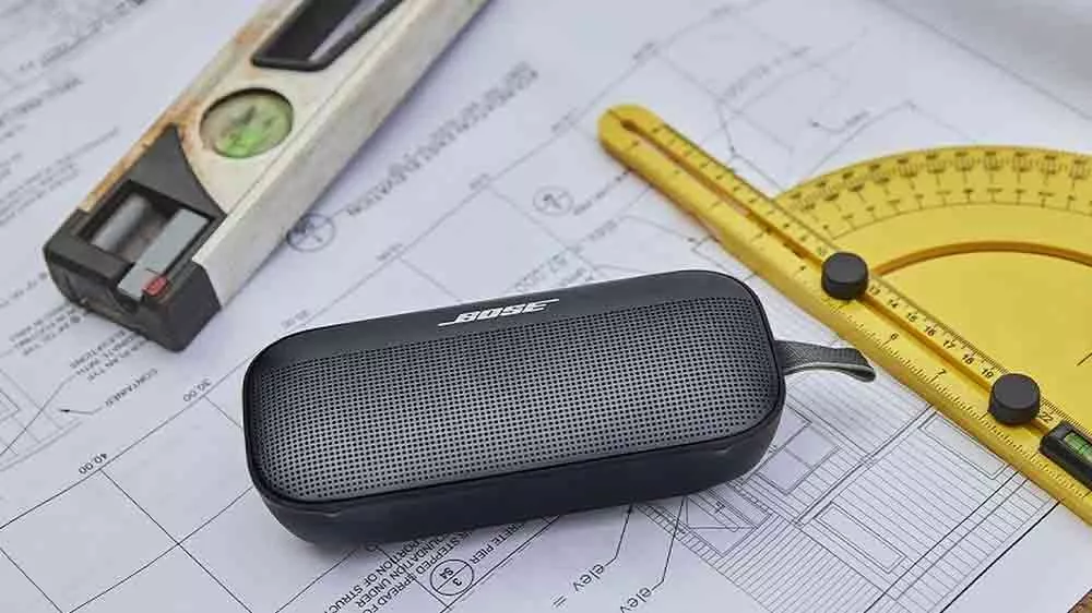 Bezdrátový reproduktor Bose SoundLink Flex II Sandstone položený na pracovní stůl_02