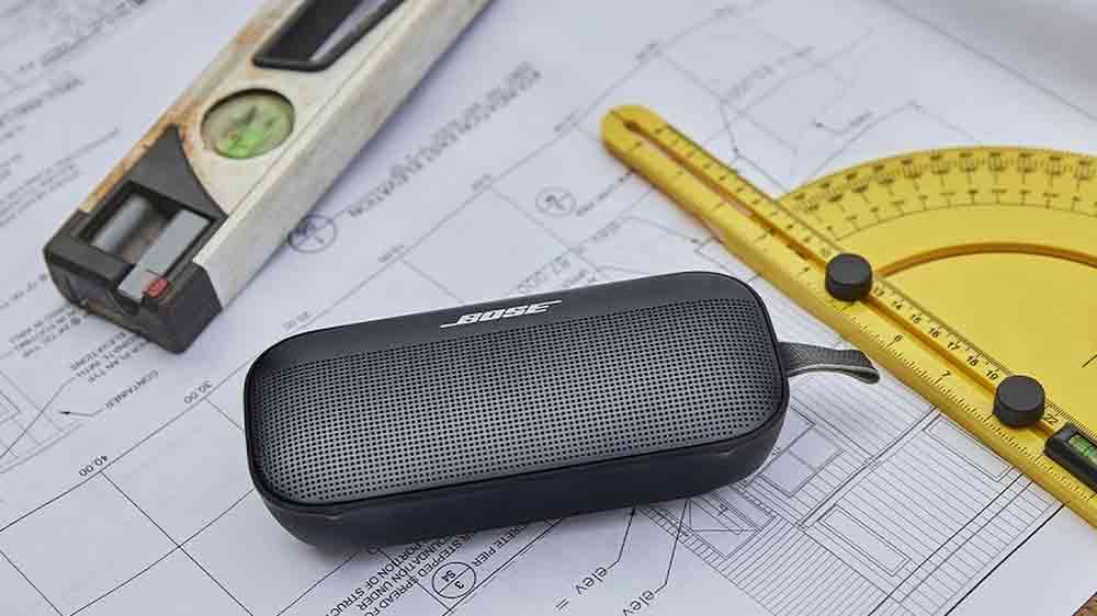 Bezdrátový reproduktor Bose SoundLink Flex II Alpine Sage položený na pracovní stůl_02