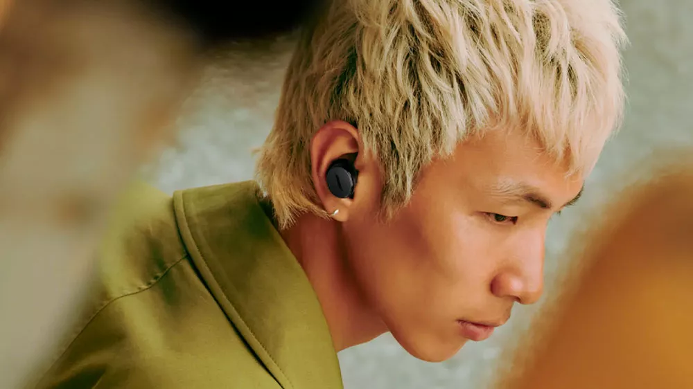 Muž se sluchátky Bose QuietComfort Earbuds_02