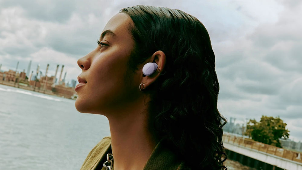 Žena se sluchátky Bose QuietComfort Earbuds_04