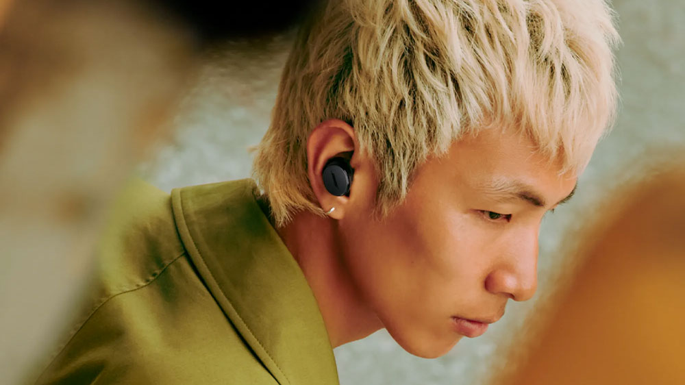 Muž se sluchátky Bose QuietComfort Earbuds_02