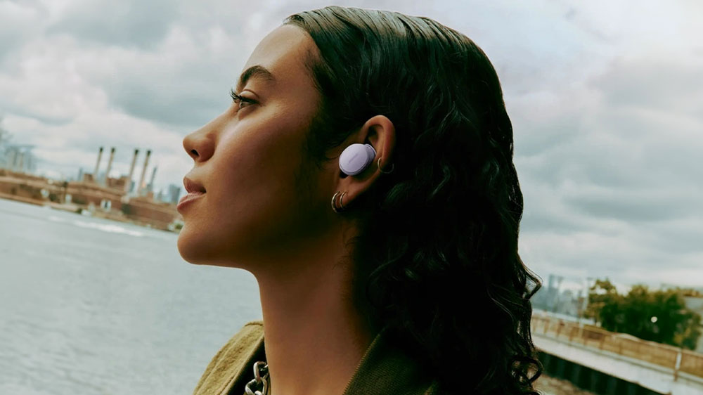 Žena se sluchátky Bose QuietComfort Earbuds_04