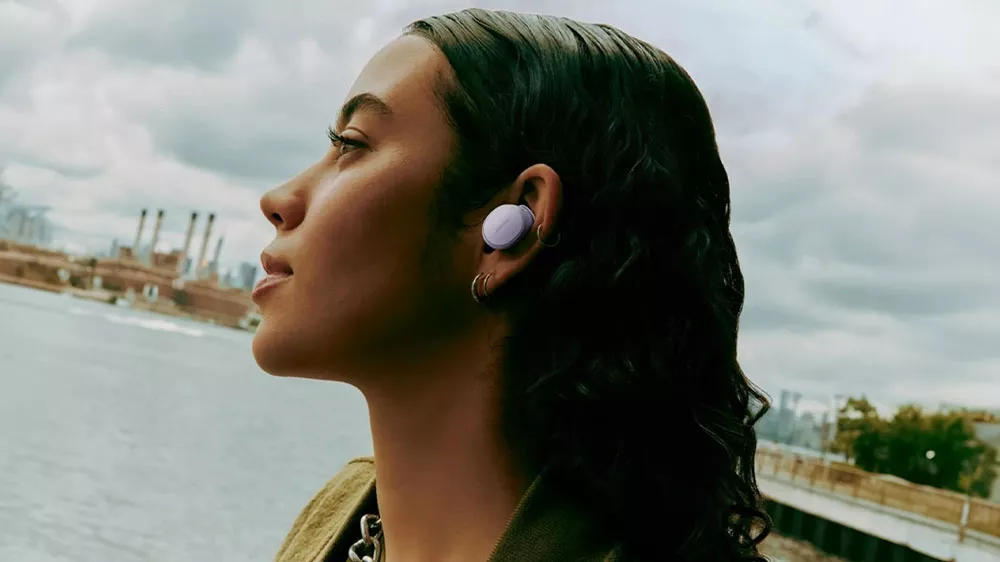 Žena se sluch&aacute;tky Bose QuietComfort Earbuds_04